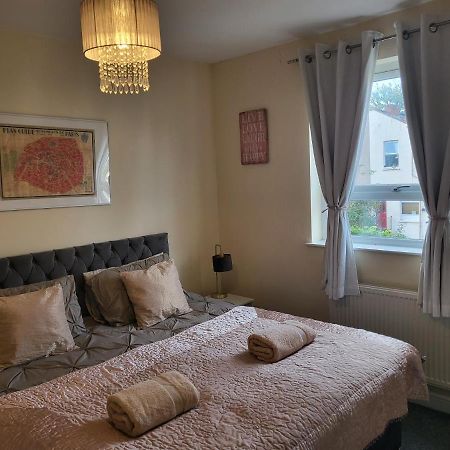 & Cosy Apartment In The Heart Of Stokes Croft 布里斯托 外观 照片
