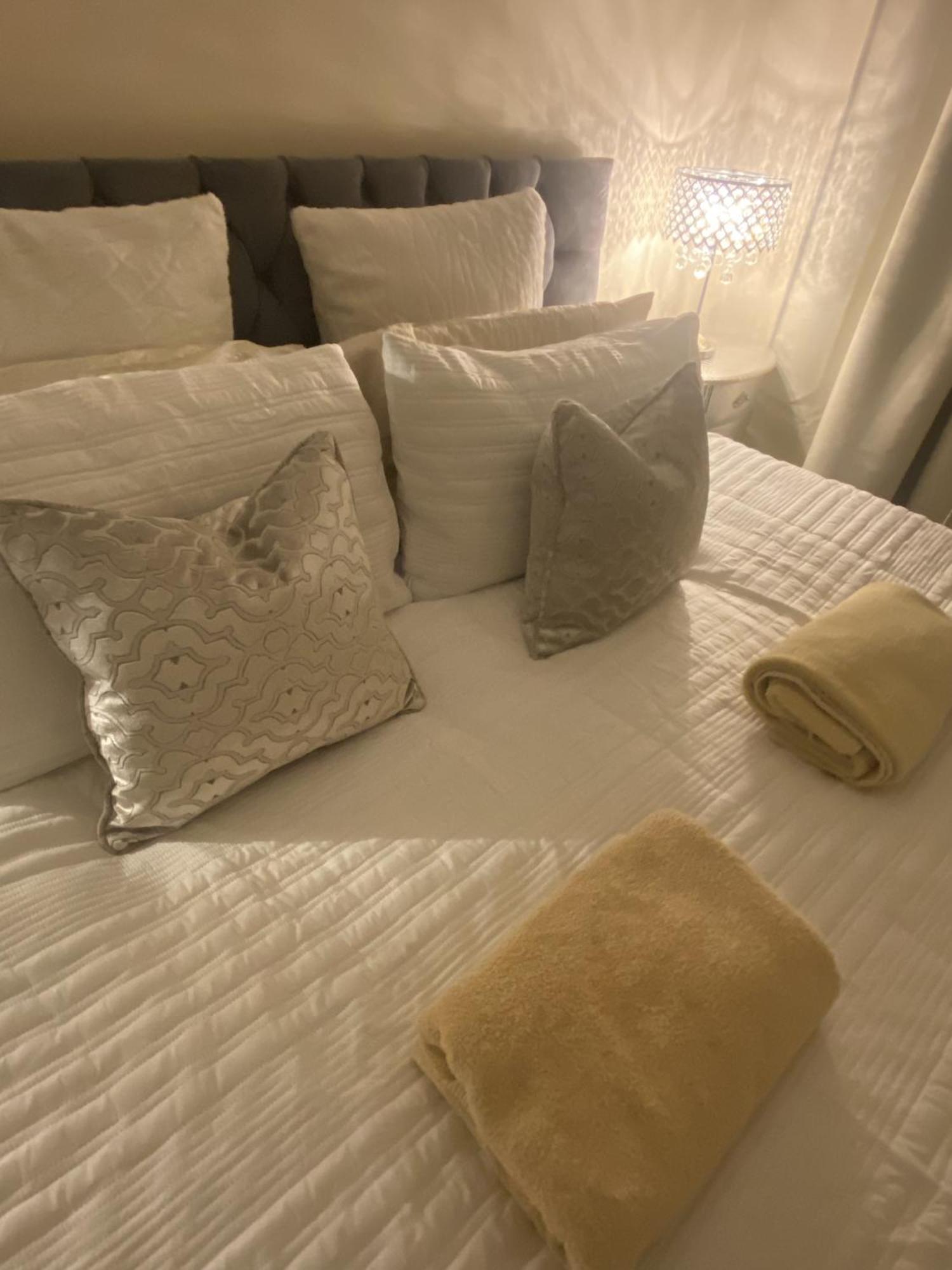 & Cosy Apartment In The Heart Of Stokes Croft 布里斯托 外观 照片